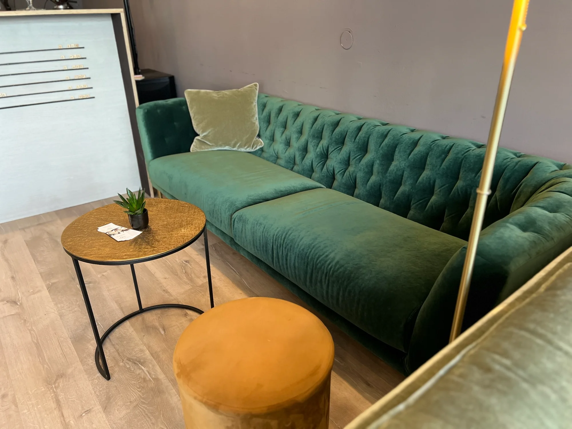 Grünes Chesterfield-Sofa in der Lounge