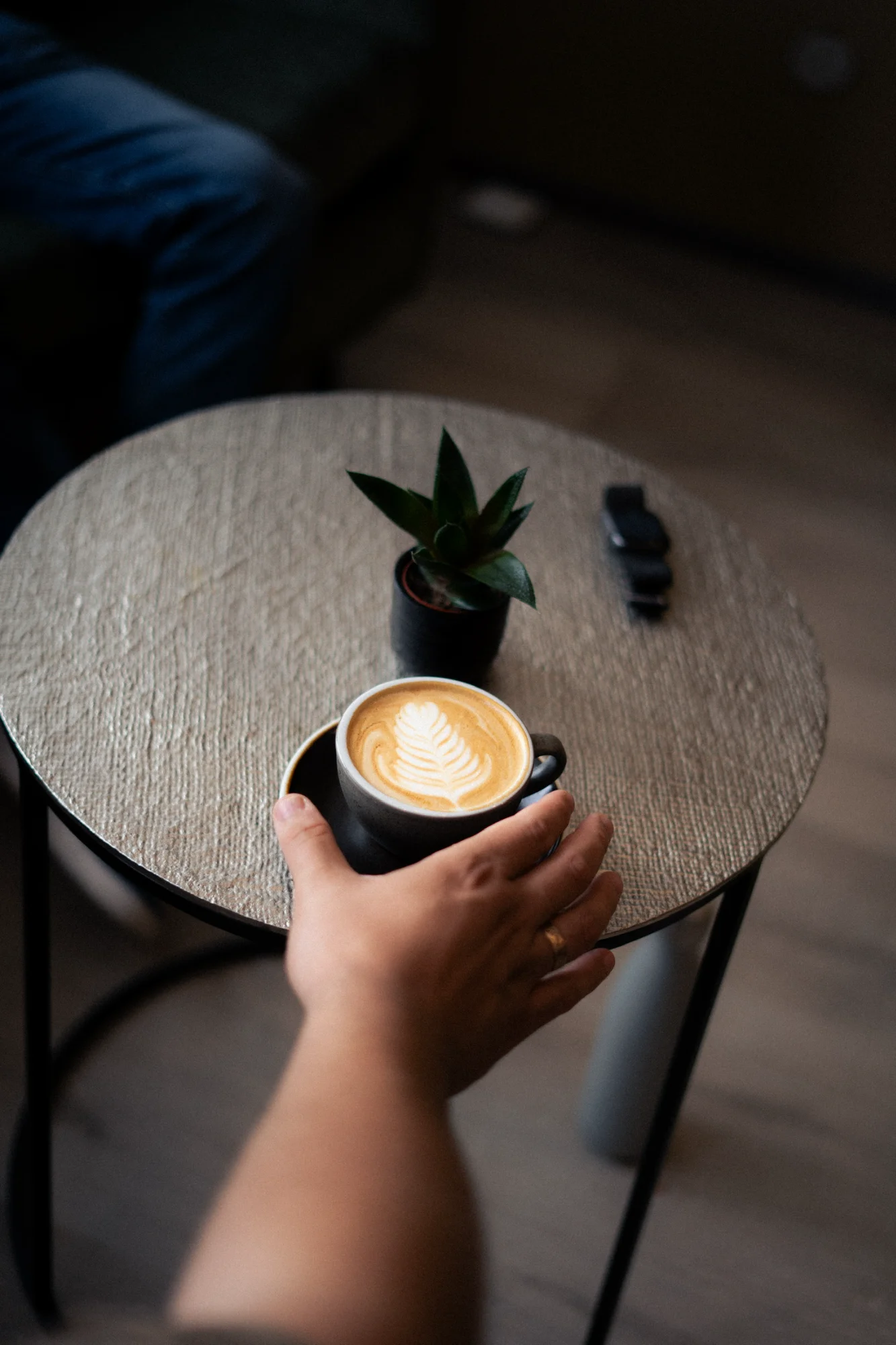 Cappuccino auf rundem Tisch
