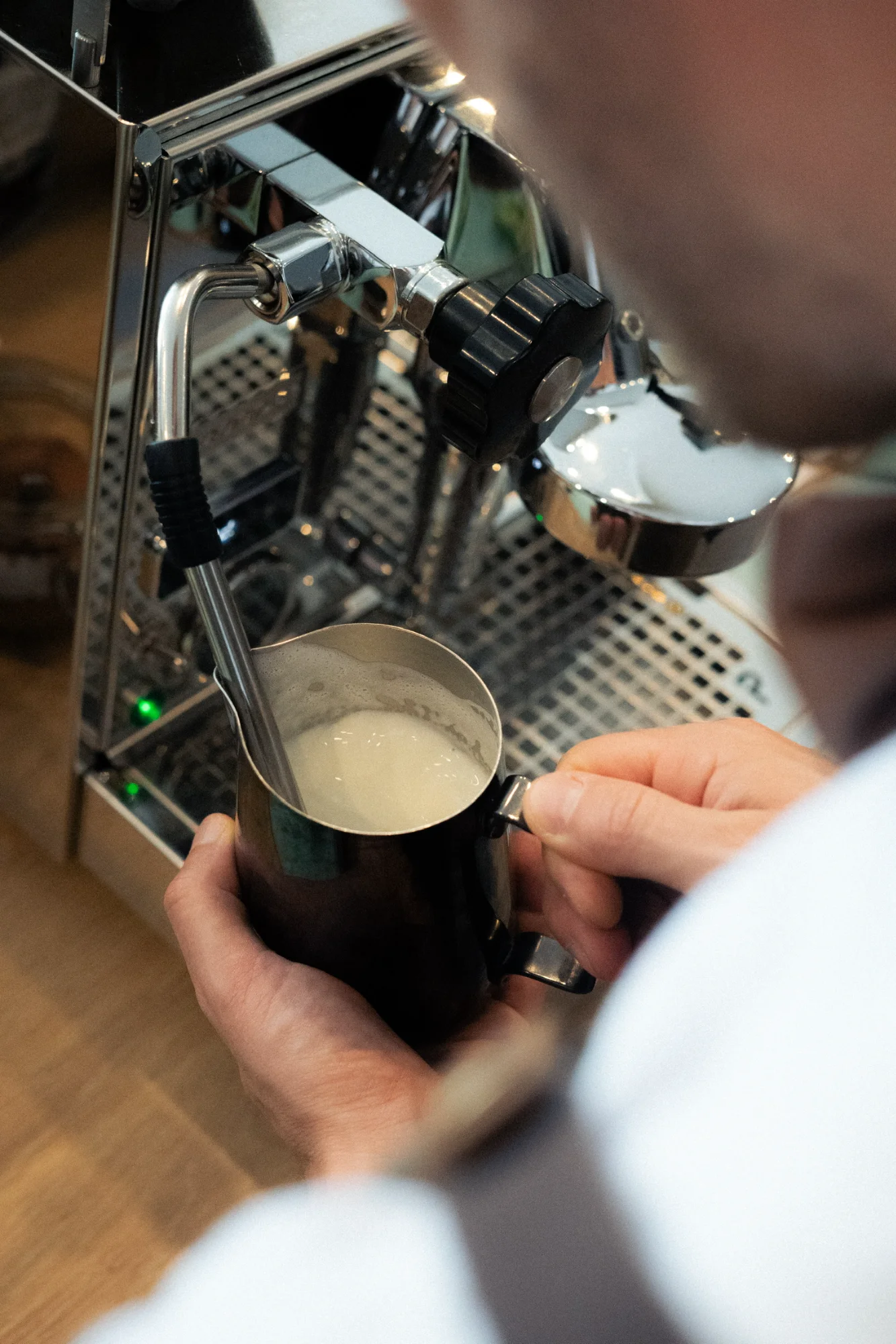 Milch wird aufgeschäumt