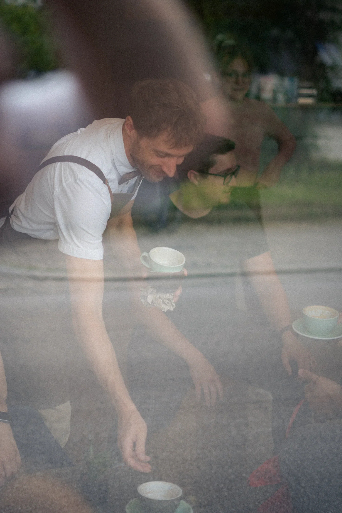 Barista durch das Schaufenster